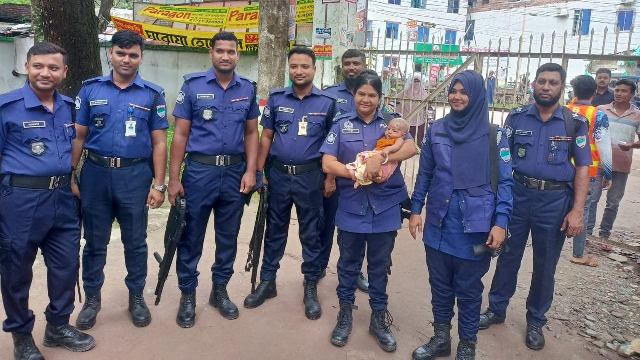 মা পরীক্ষার হলে, শিশুকে কোলে নিয়ে কনস্টেবল শিল্পী